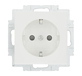 Basic 55 - Розетка 2P+E нем. стд. со шторками (белый)
