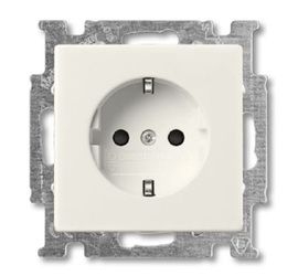 Basic 55 - Розетка 2P+E нем. стд. со шторками (шале-белый)